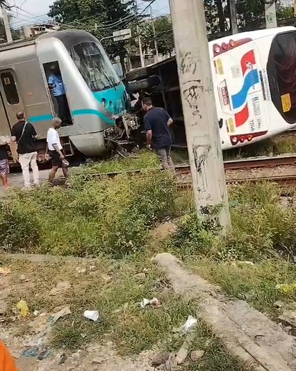 Ônibus é atingido por trem e tomba em passagem de nível em Costa Barros