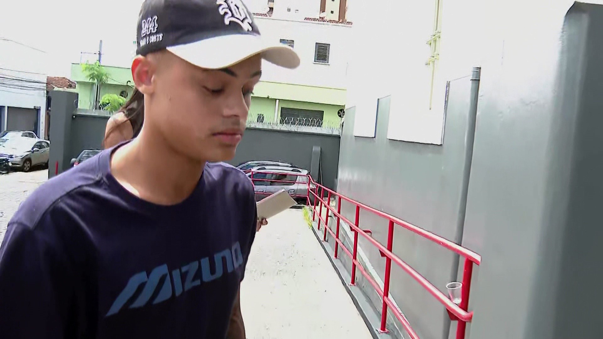 'Nunca imaginei estar passando por isso', diz jovem que exibe manobras criminosas de moto ao se entregar à polícia