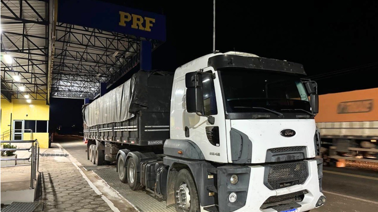 Caminhão com 40 m³ de madeira irregular é apreendido na BR-230, em Balsas