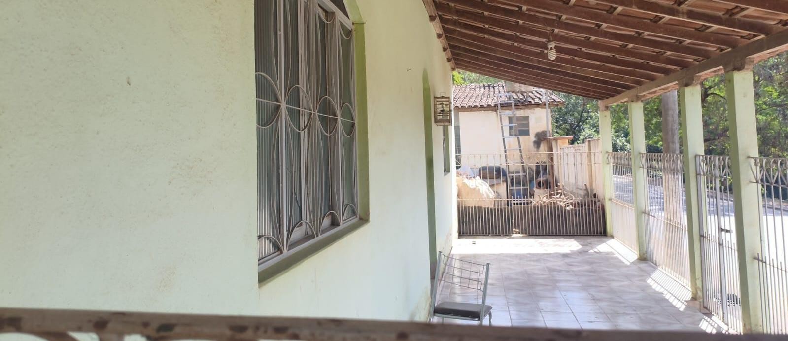 Após verem gaiola em varanda, PMs apreendem aves, munições e armas em Itambacuri