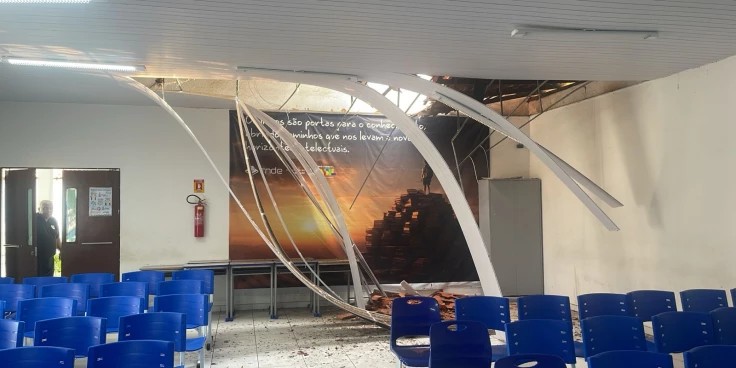 Parte do telhado do auditório de escola desaba em São Luís; ninguém se feriu