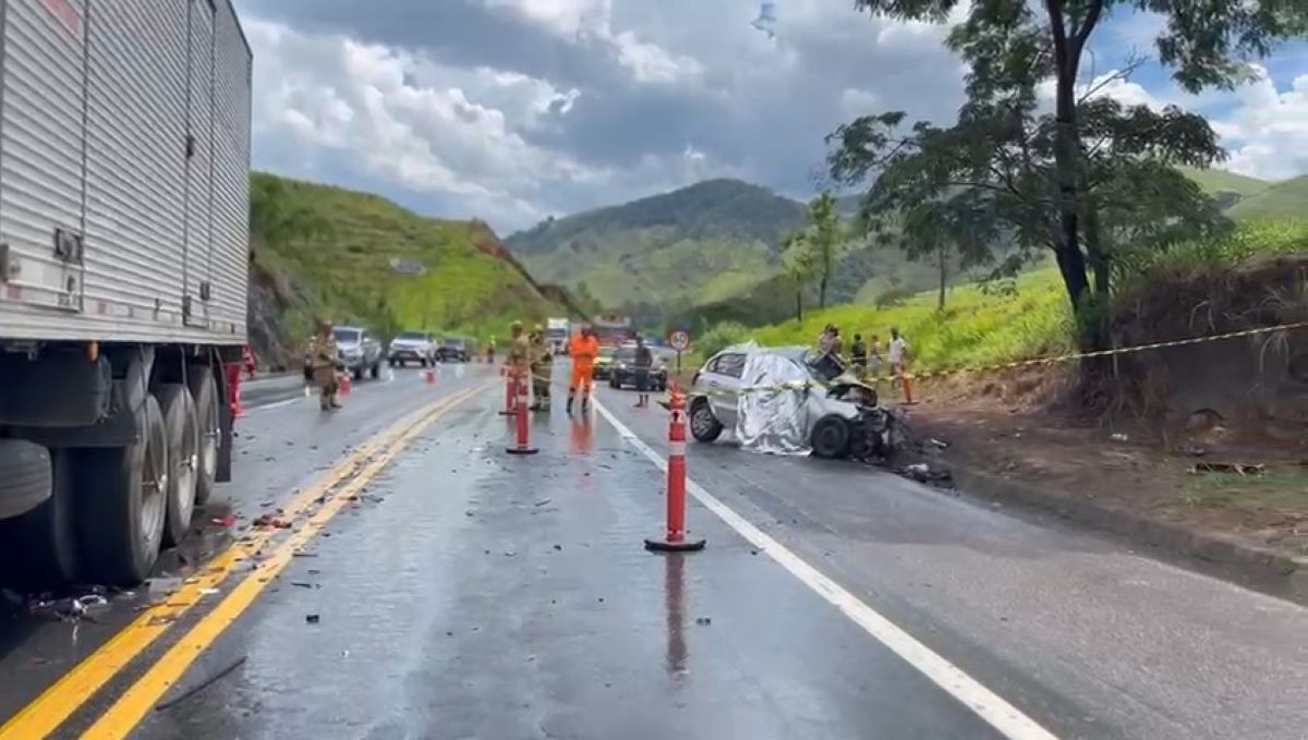 Batida entre carro e caminhão deixa três mortos e uma criança ferida na BR-116, em MG