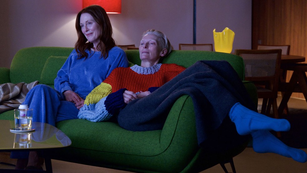 Julianne Moore e Tilda Swinton numa cena do drama 'O quarto ao lado', de Pedro Almodóvar — Foto: Divulgação