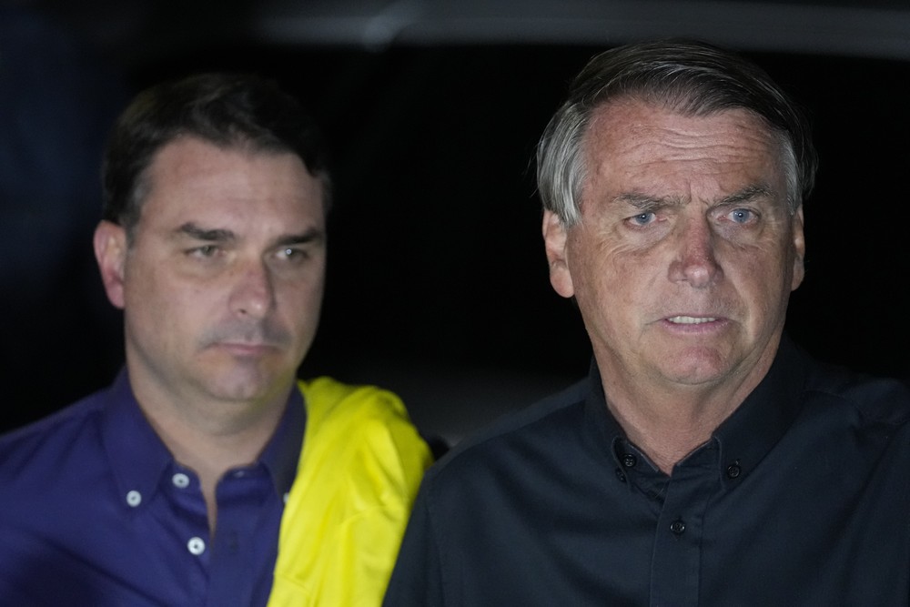 Alexandre de Moraes autoriza Flávio Bolsonaro a retomar visitas ao ex-presidente Jair Bolsonaro