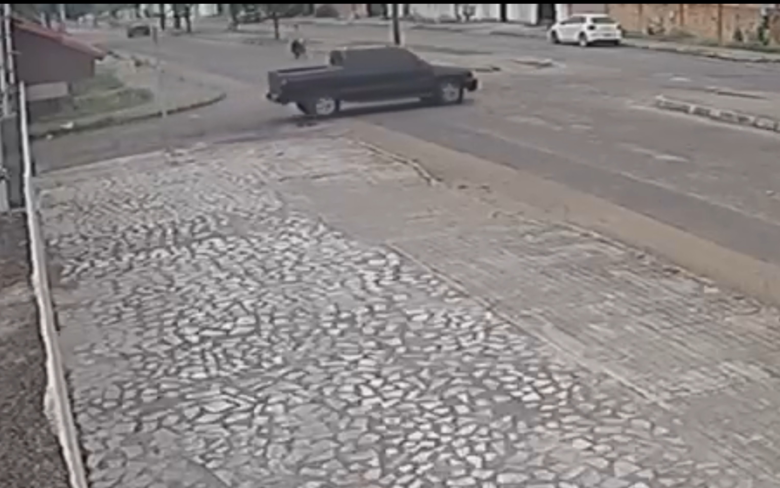 Motorista invade preferencial, causa acidente, deixa motociclista ferido e foge em Boa Vista; VÍDEO