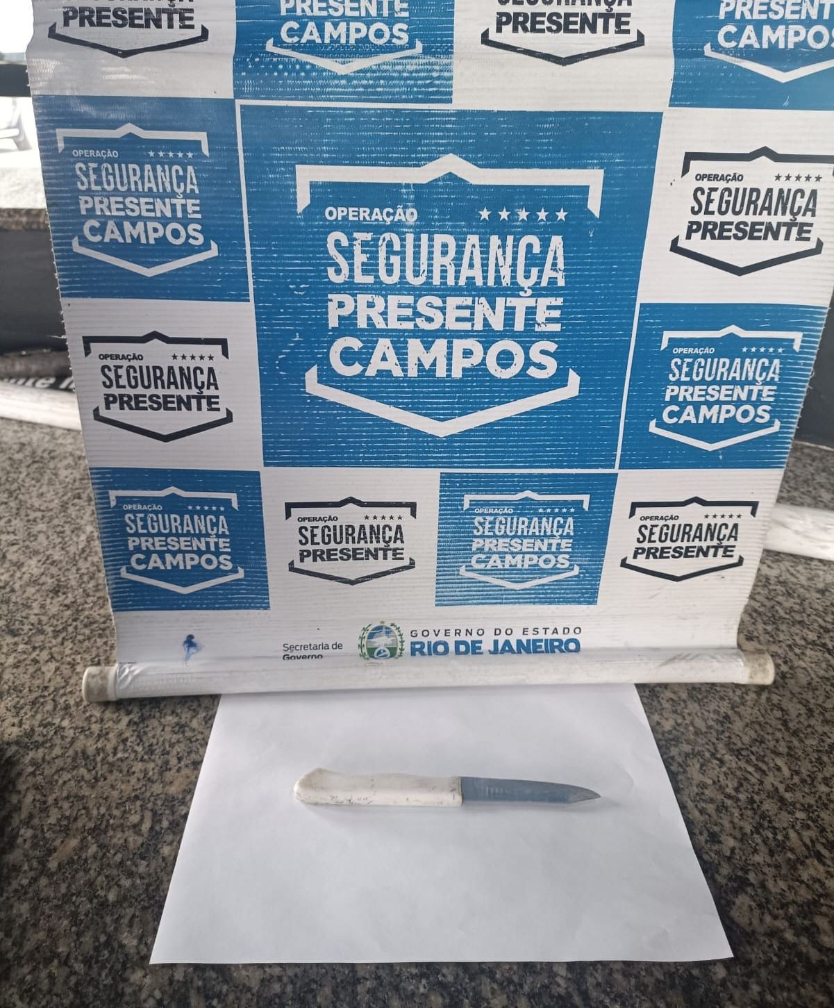 Homem é preso com faca após ameaçar matar companheira em Campos