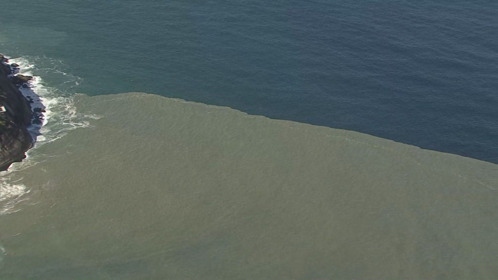 Pouco depois das 12h, por conta da cor da água, nenhum banhista se arriscava a entrar no mar — Foto: Reprodução/TV Globo