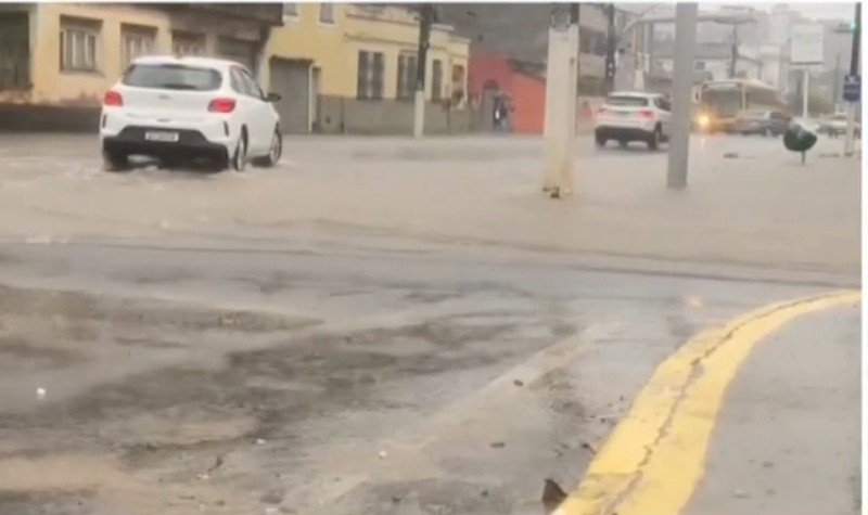 Deslizamento de encostas, hospital inundado e casas de famílias ribeirinhas alagadas: forte chuva causa estragos no sul da Bahia