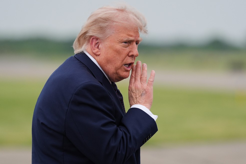 Donald Trump antes de embarcar no Air Force One na sexta-feira (22) em Nova Jersey — Foto: Alex Brandon/AP Photo