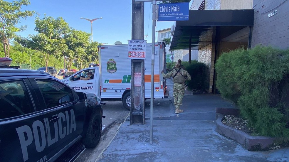 Suspeito morto dentro de motel no Bairro Aerolândia. O comparsa segue foragido. — Foto: Isaac Macêdo/Sistema Verdes Mares