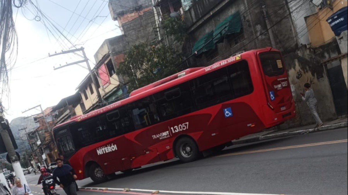 Ônibus são atravessados em vias durante operação policial na Engenhoca, em Niterói