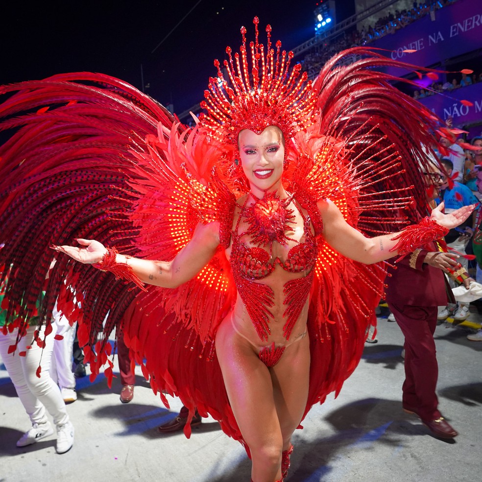 Antes do desfile, Virginia Fonseca com a fantasia completa — Foto: Gustavo Wanderley/g1