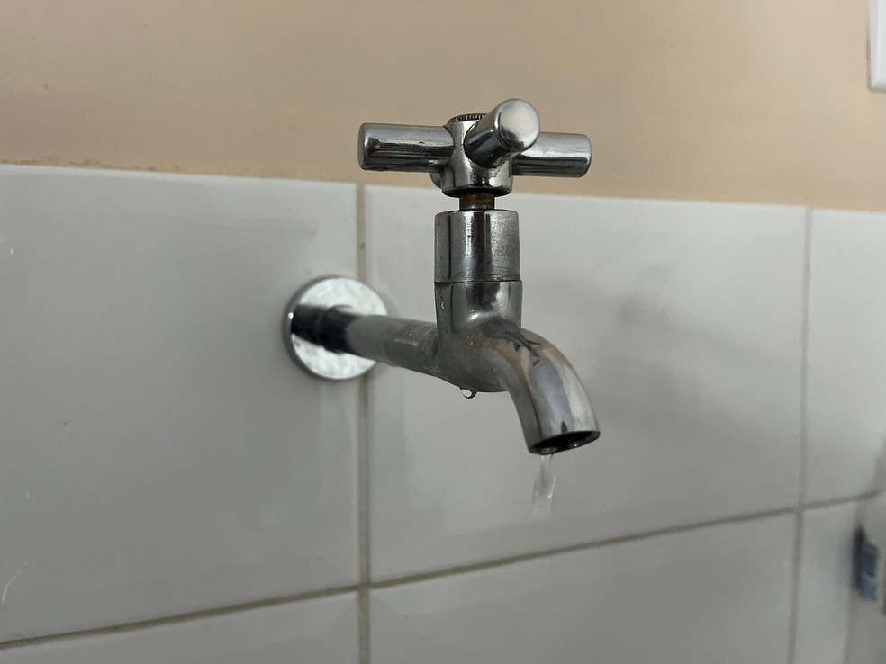 Torneira pingando; falta de água — Foto: Samantha Rufino/g1 RR