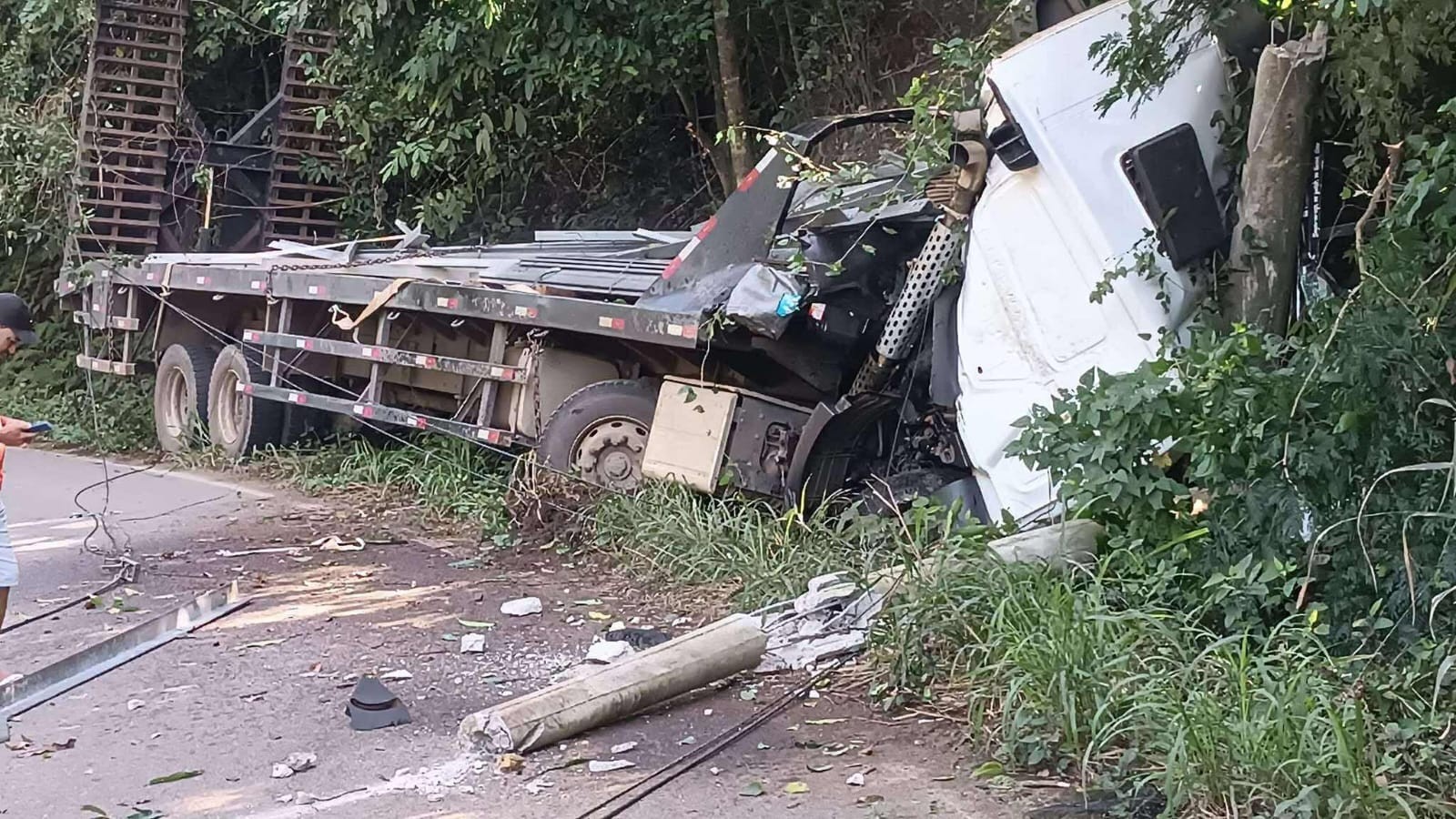 Acidente fatal com carreta na serra de Triunfo
