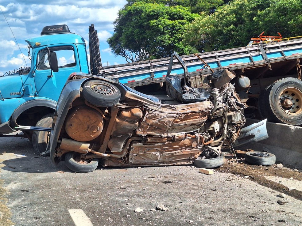 Motorista de carreta foi socorrido em estado grave após acidente na Raposo Tavares, em Salto Grande — Foto: Repórter Ourinhos/Reprodução