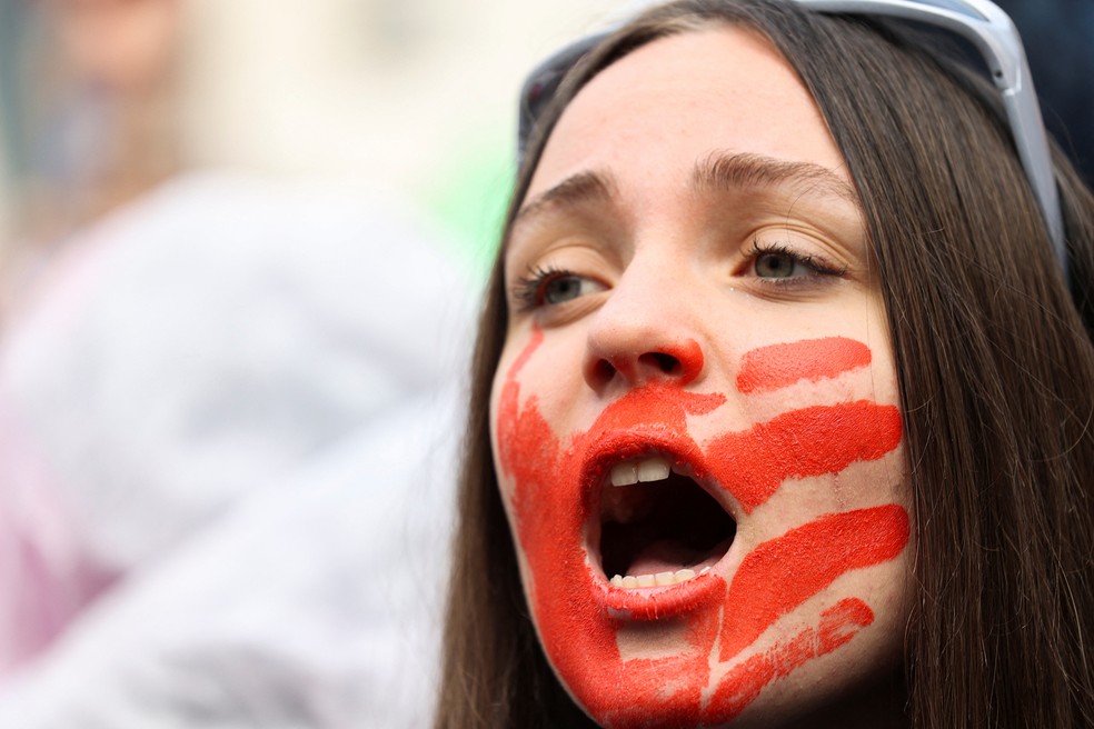 Manifestantes participam de uma manifestação do Dia Internacional da Mulher, enquanto as mulheres fazem greve para exigir o fim da violência doméstica e racista, das guerras e da cultura machista predominante no país, em Milão, Itália, 8 de março de 2023 — Foto: REUTERS/Claudia Greco