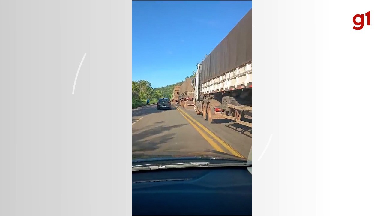 Vídeo mostra fila de caminhões parados após caminhão ficar atravessado em  pista
