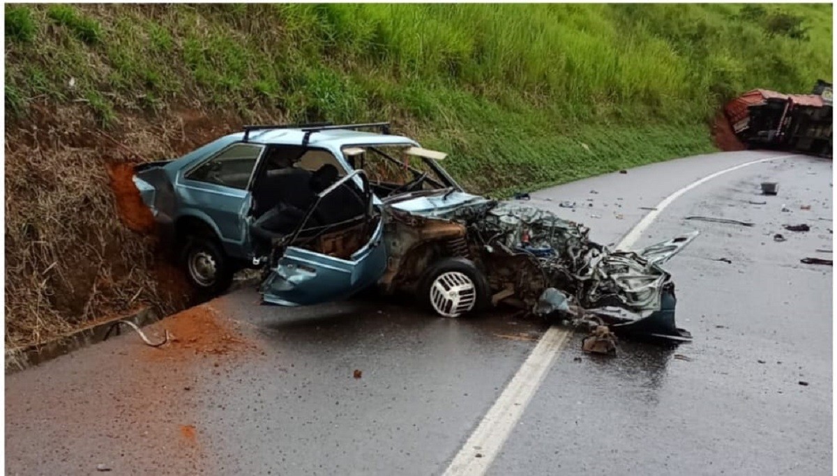 Casal morre após acidente entre carro e carreta na BR-116
