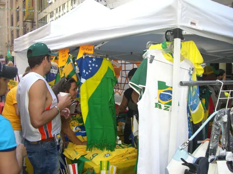 Feira de rua na '46th Street', ou, 'Little Brazil' — Foto: JT Milanich/BBC News Brasil
