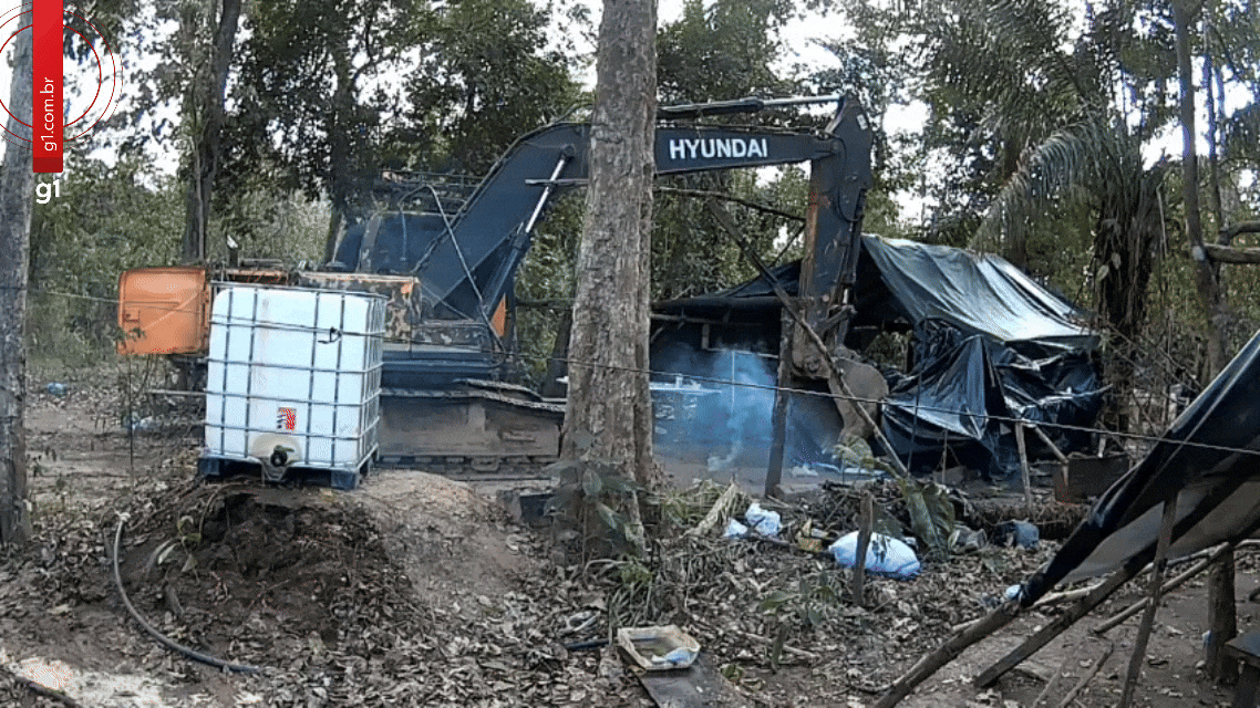 Escavadeira usada em garimpo ilegal é destruída em terra indígena de MT; veja vídeo