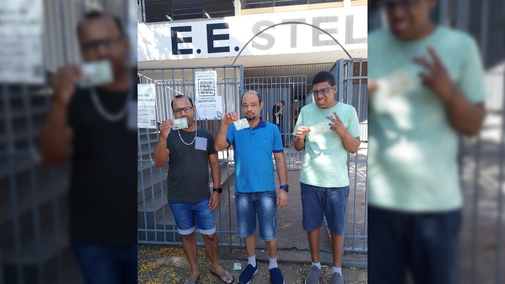 4 de 5
Carlos Pacheco e outros moradores da Resid&ecirc;ncia Inclusiva durante as elei&ccedil;&otilde;es municipais de 2024 &mdash; Foto: APAE Bauru/Divulga&ccedil;&atilde;o