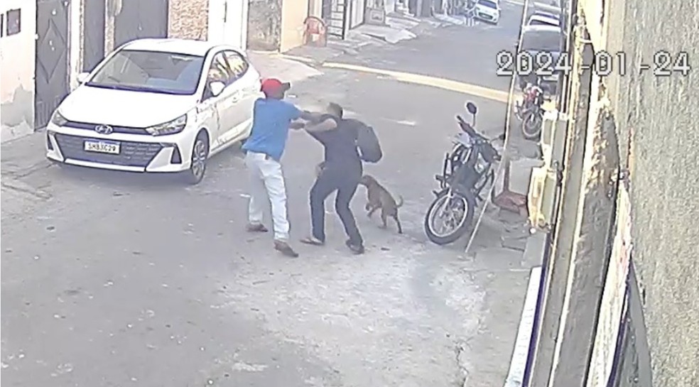 As duas vítimas iniciaram uma discussão e ambos são atingidos por tiros em Fortaleza. — Foto: Reprodução
