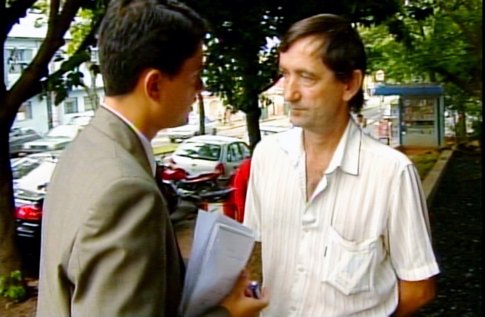 Repórter da EPTV conversa com Toninho Brancalion, pai do João Paulo, no dia do julgamento — Foto: AcervoEP