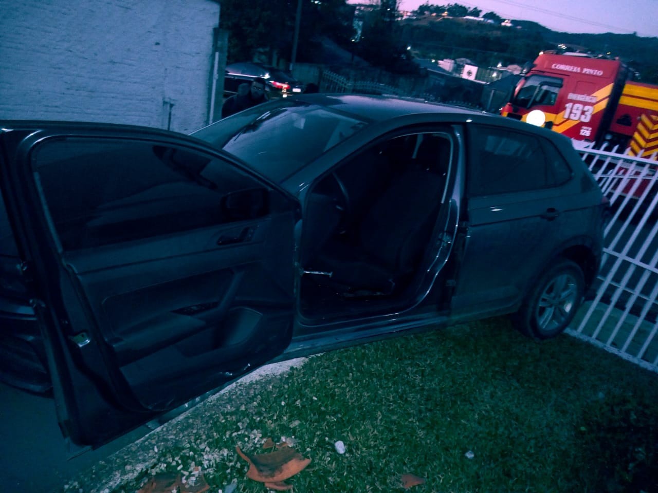 Homem morre na garagem de casa após ser esmagado por carro em SC