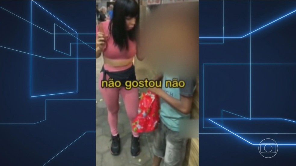 Influenciadoras que ofereceram banana e macaco de pelúcia a crianças negras são condenadas a 12 anos de prisão por injúria racial — Foto: Reprodução/TV Globo