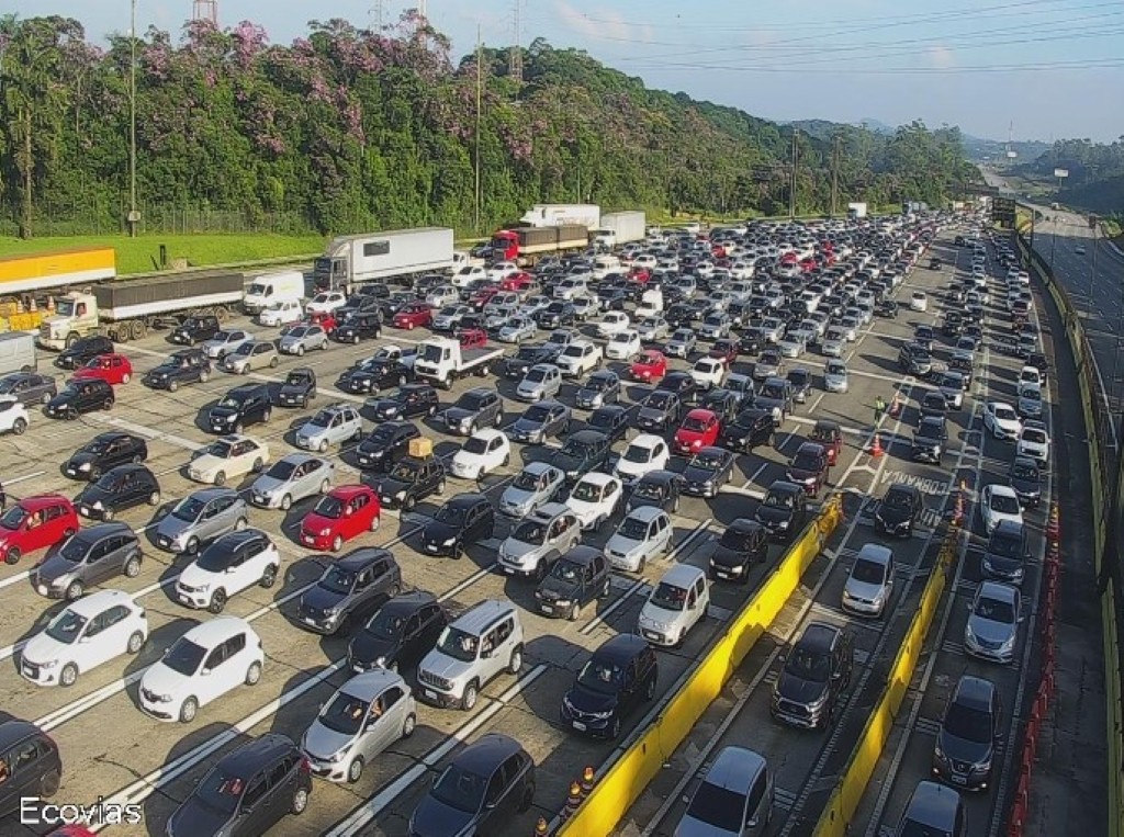 Motoristas encontram estradas congestionadas para chegar ao litoral de SP no início do Carnaval; VÍDEO