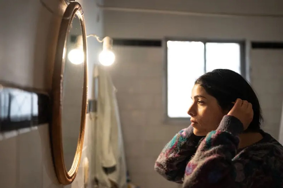 'O que assusta agora é que a IA não apenas permite que pessoas cegas façam isso ao se comparar com descrições de fotos de outros seres humanos, mas também com aquilo que a IA pode considerar a versão perfeita delas mesmas', diz Lewis-Smith — Foto: Stock Photos /Getty Images