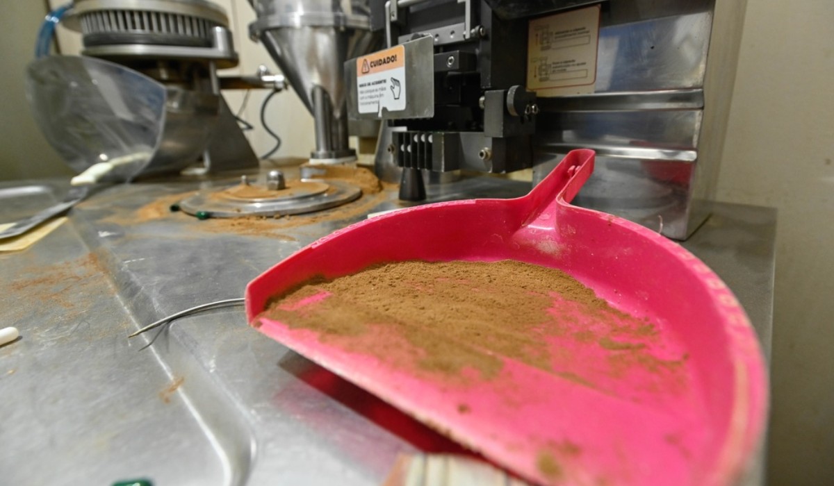 Farmácia clandestina é suspeita de distribuir medicamentos ilegais para outras cidades e pela internet