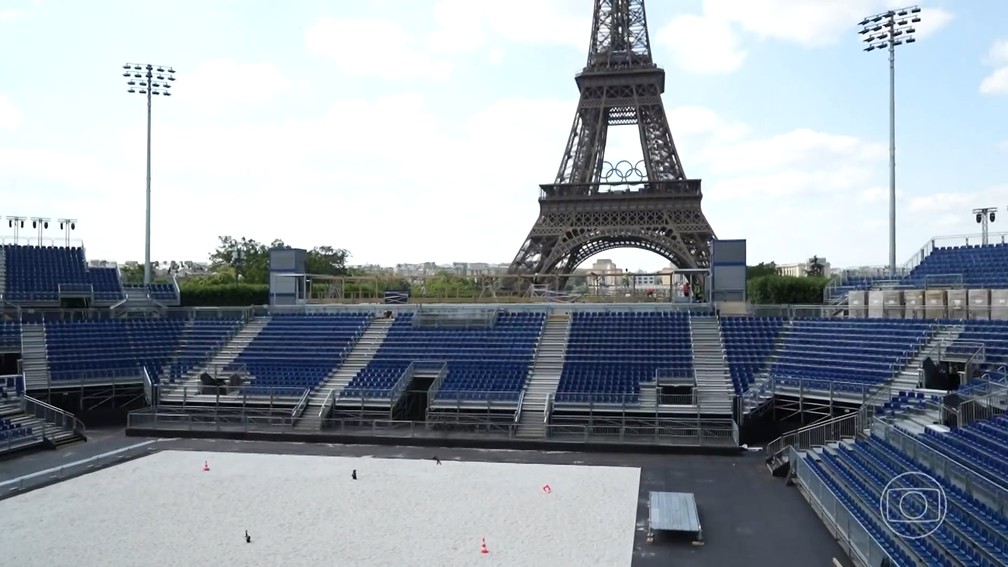 Arena do vôlei de praia aos pés da Torre Eiffel — Foto: JN