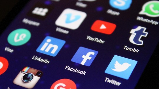 Perfis em redes sociais exploram síndrome de Down por engajamento - Conteúdo com rostos criados por IA busca audiência e monetização, e levanta discussões sobre ética e discriminação. Especialistas reforçam que prática só aumenta o estigma em relação às pessoas com a condição
