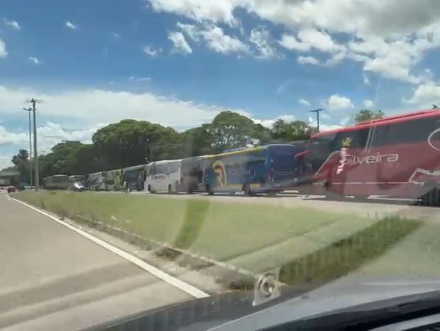 Mais de 100 ônibus de torcedores do Botafogo cruzam a fronteira com a Argentina rumo a final da Libertadores 