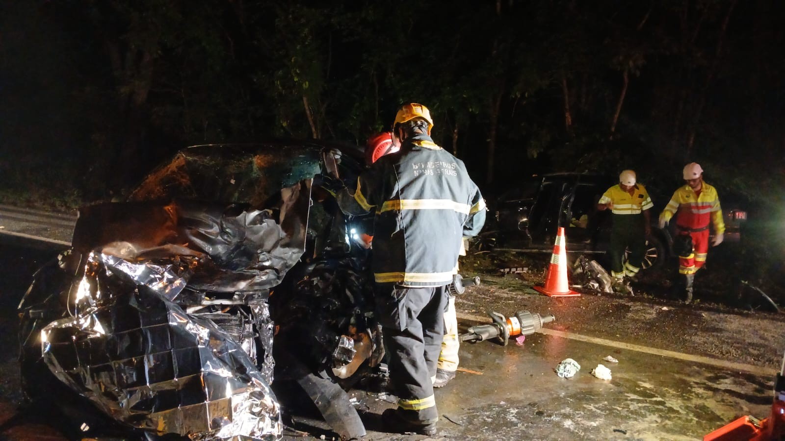 Mulher morre e quatro pessoas ficam feridas em colisão frontal entre dois carros na BR-135