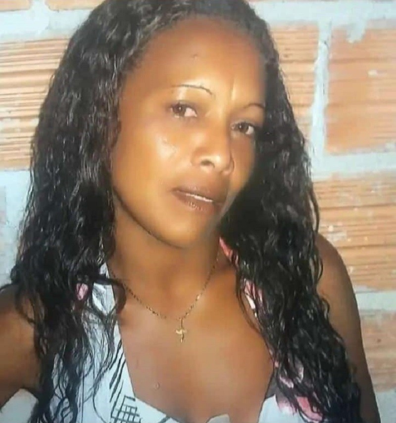 Suspeito de matar doméstica com facada é assassinado momentos depois do crime com tiro no rosto; VÍDEO