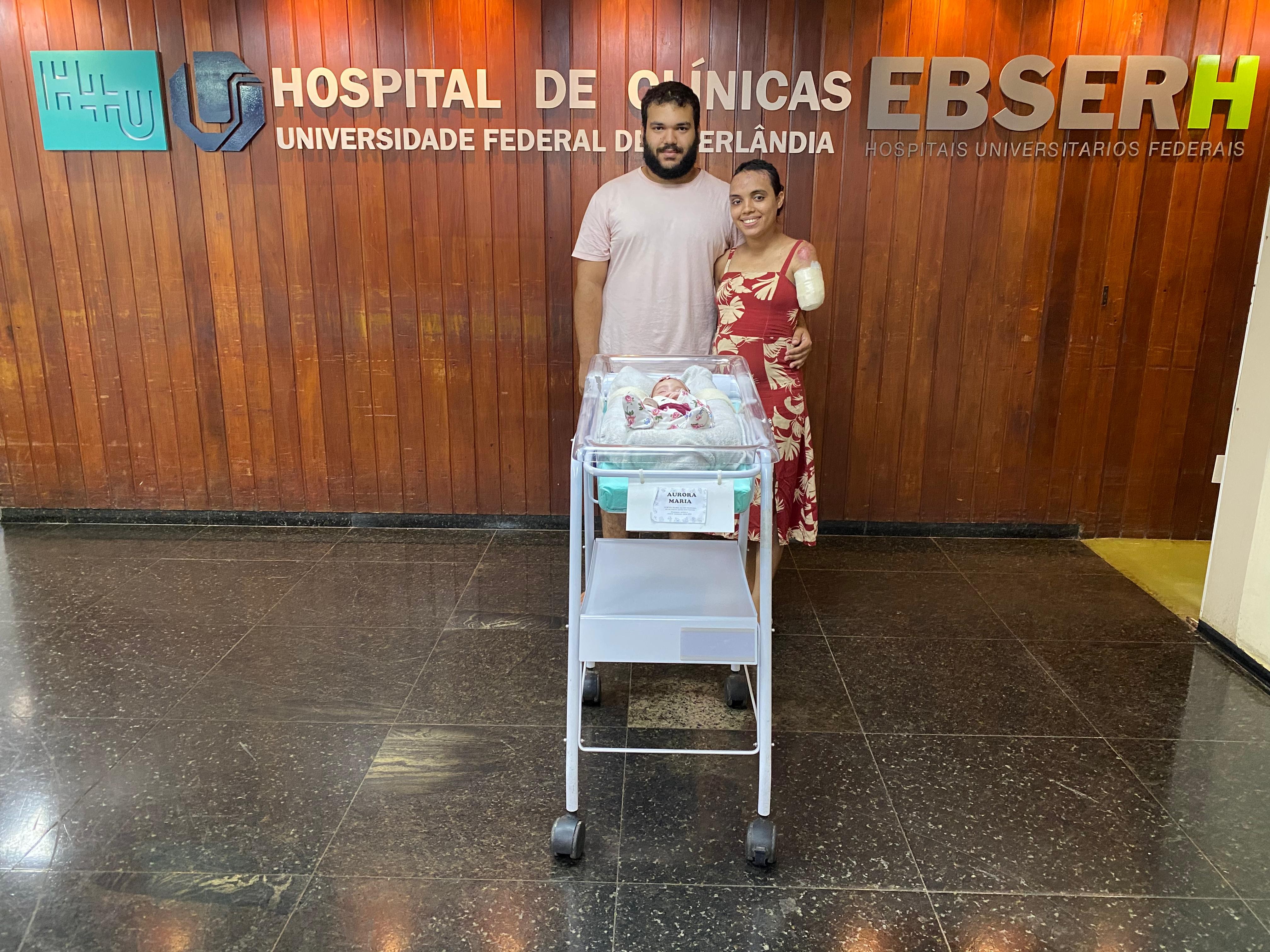 Dois meses após tragédia com ônibus na MG-223, bebê nascida em parto de emergência recebe alta: ‘Aurora é o recomeço’