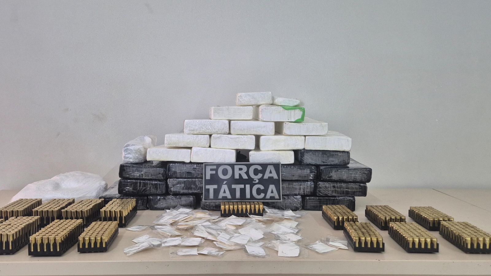 Adolescente viaja com quase 750 munições e tabletes de drogas em malas e é apreendido