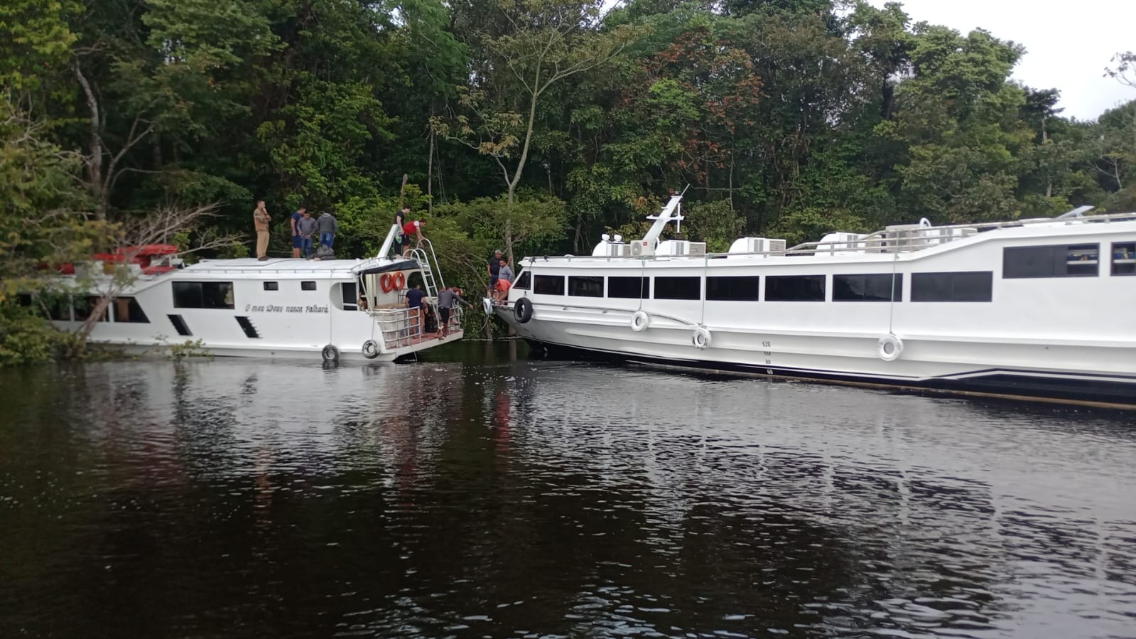 Lancha expresso colide contra barranco no interior do Amazonas e deixa feridos