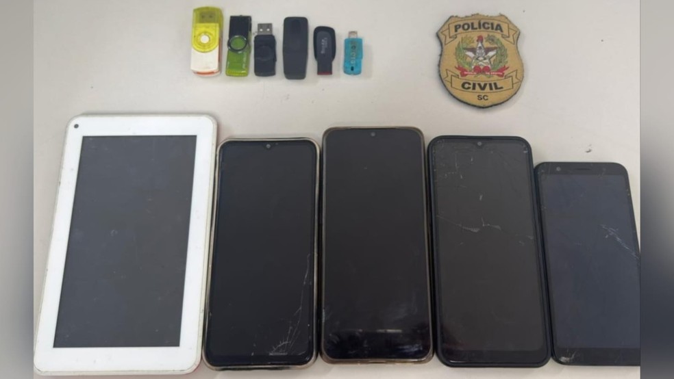 Polícia apreendeu celulares, tablet e pen drives na casa de cearense suspeito de aliciar criança de 9 anos. — Foto: Polícia Civil de Santa Catarina/ Divulgação