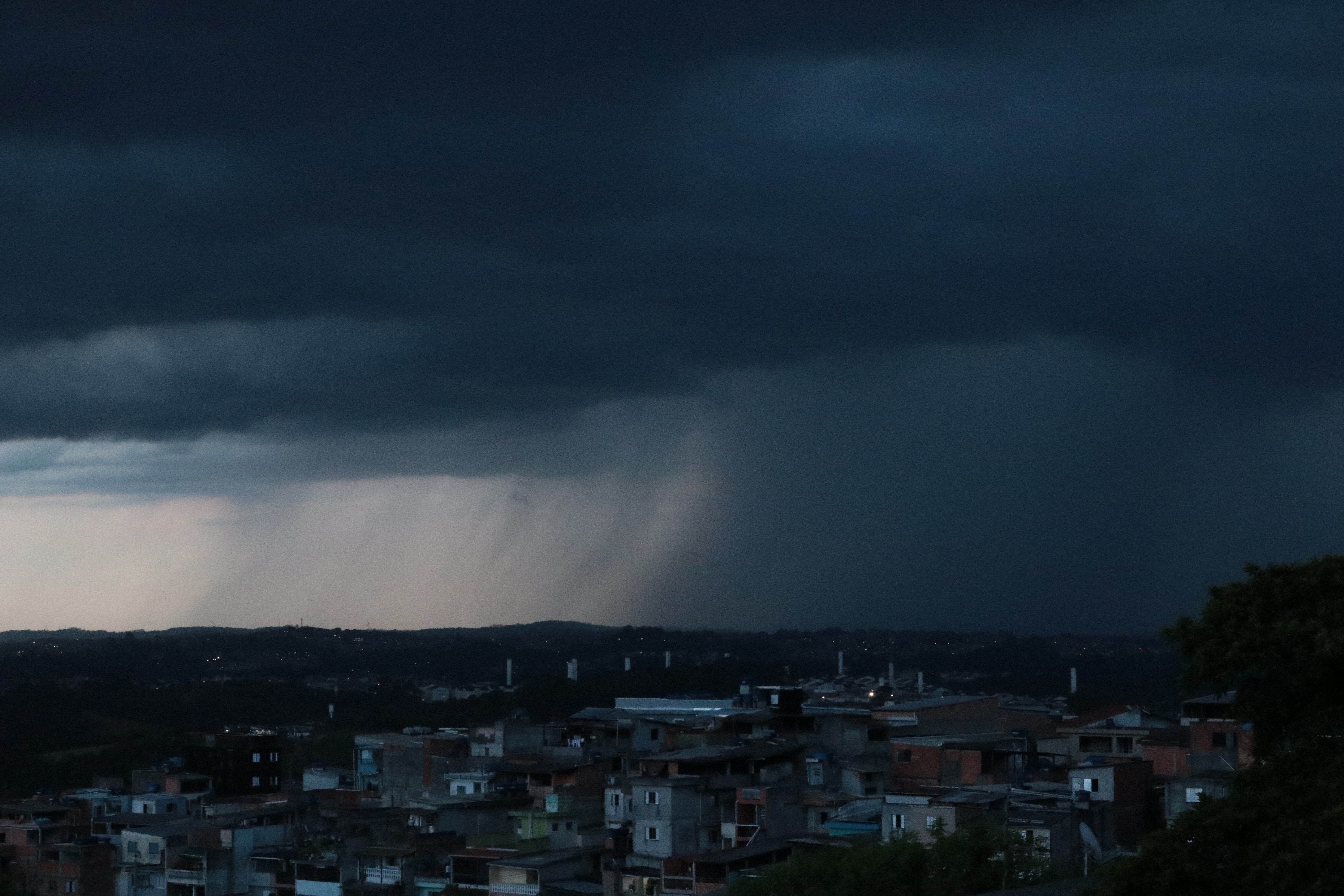 Temporais atingem boa parte do país nesta segunda; SP tem aviso e litoral está em alerta para deslizamentos