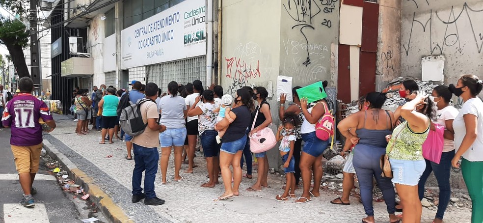 Popula o enfrenta fila e reclama de dificuldades para fazer