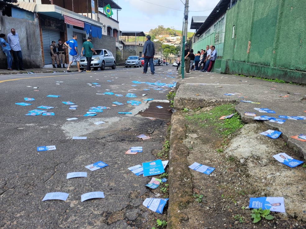 Santinhos no chão em dia de votação — Foto: Ester Vallim/TV Integração