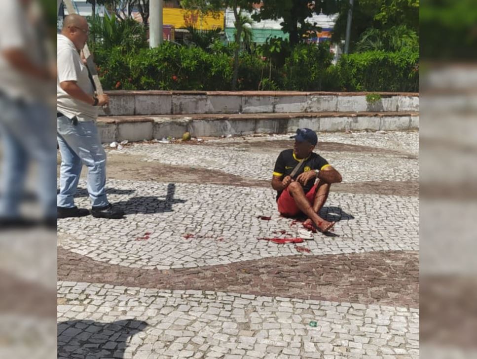 Homem com sinais de embriaguez tenta agredir policial com faca em Fortaleza; vídeo