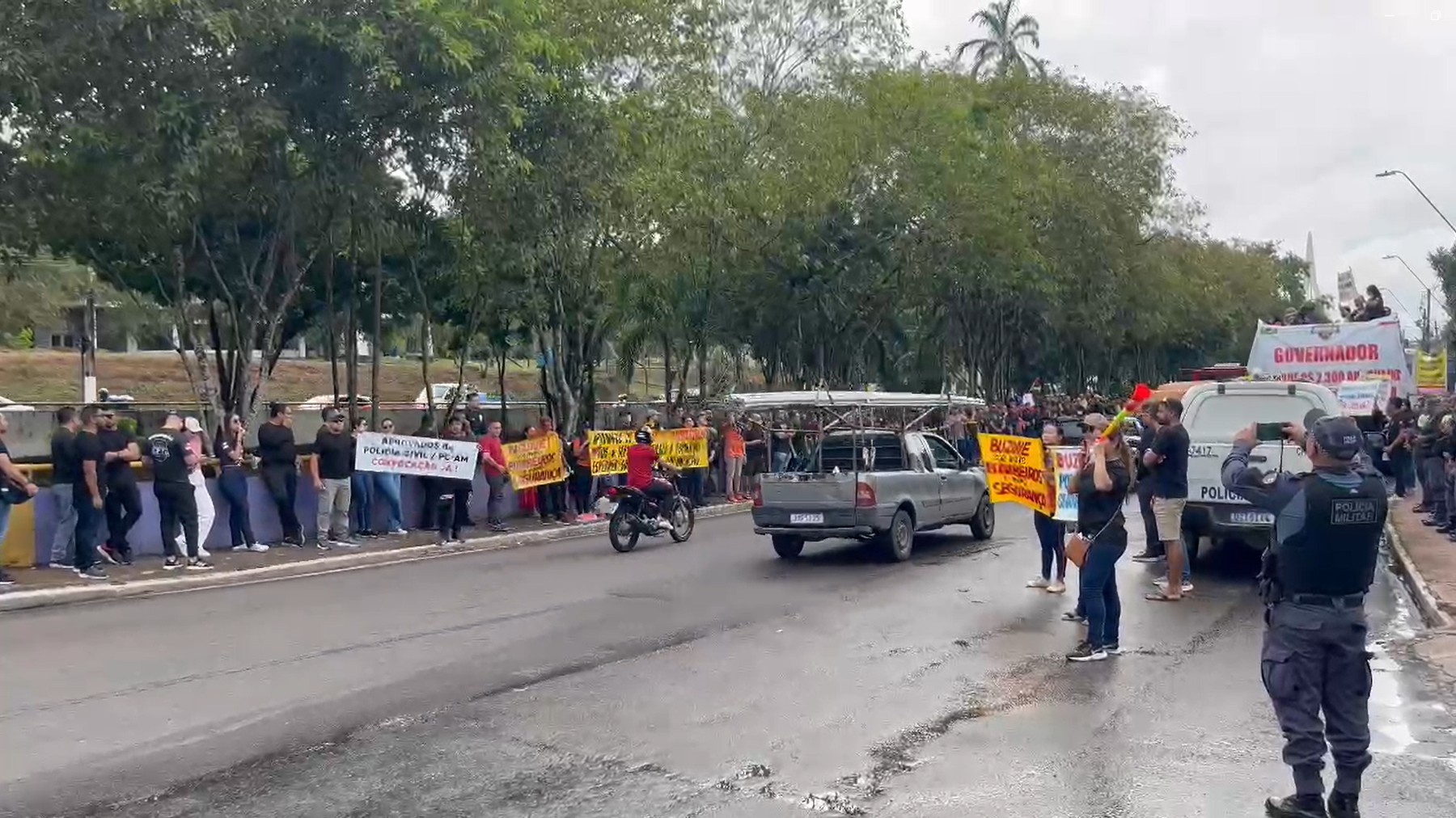 Aprovados em concurso da SSP-AM cobram convocação em manifestação na frente da sede do governo em Manaus