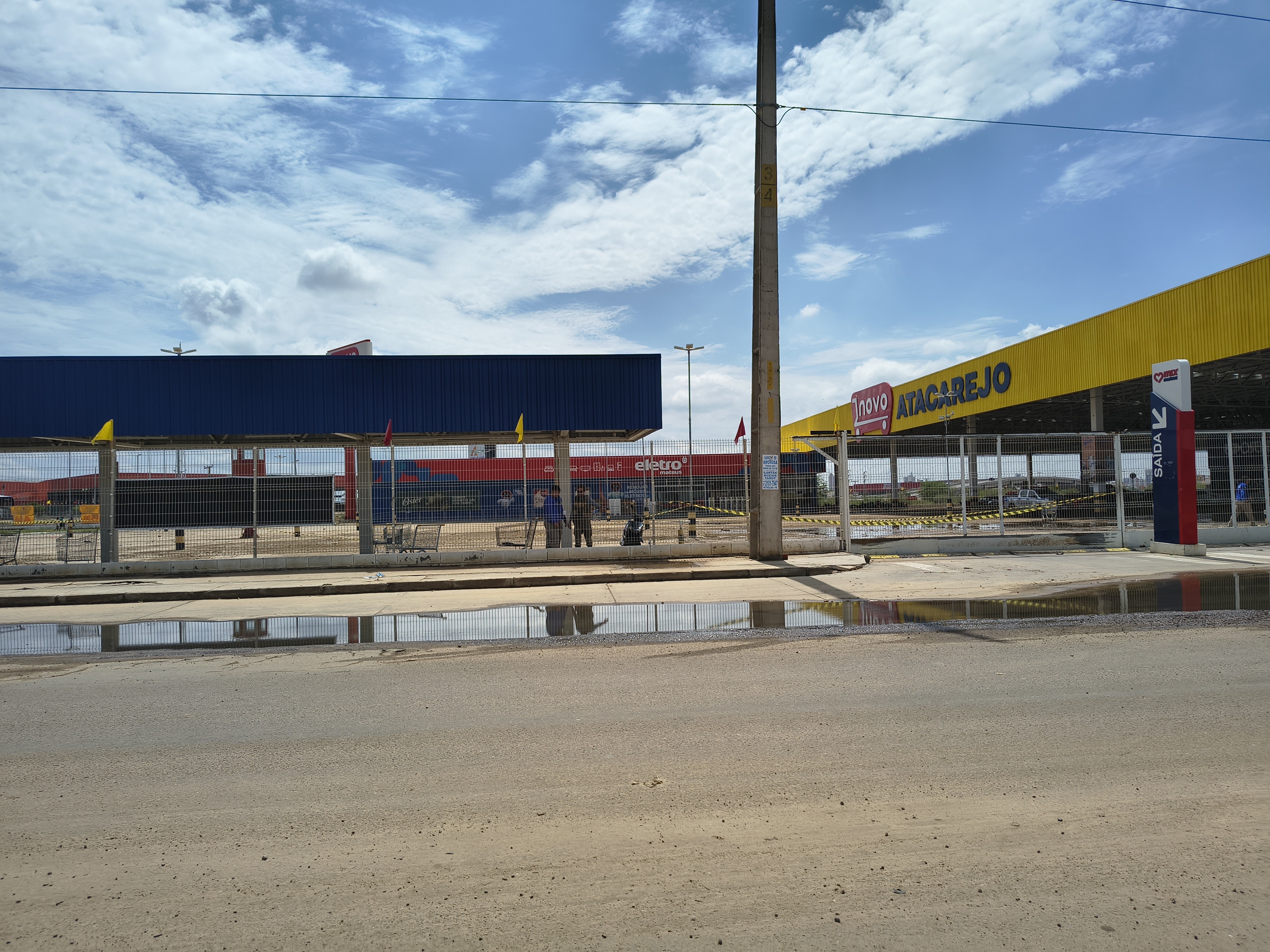 Jovem morre eletrocutado em estacionamento alagado de mercado em Petrolina