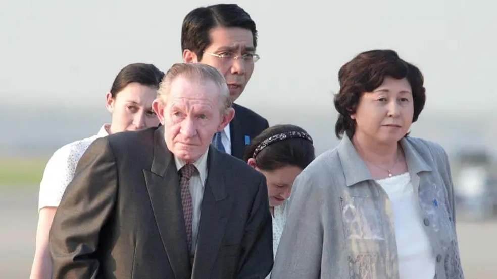 O ex-sargento do Exército dos EUA, Charles Robert Jenkins chega com Hitomi Soga ao Japão, em 2004 — Foto: BBC