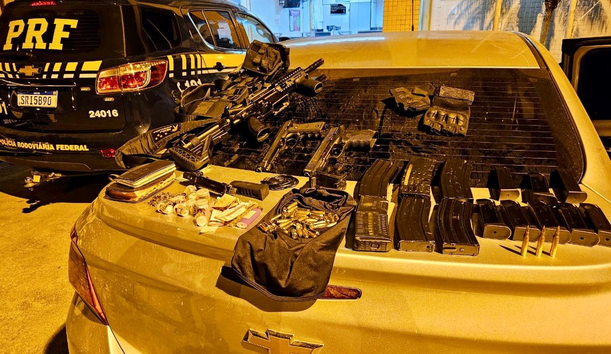 Fuzil, pistolas, carregadores, munições e drogas são apreendidos em Casimiro de Abreu, no RJ