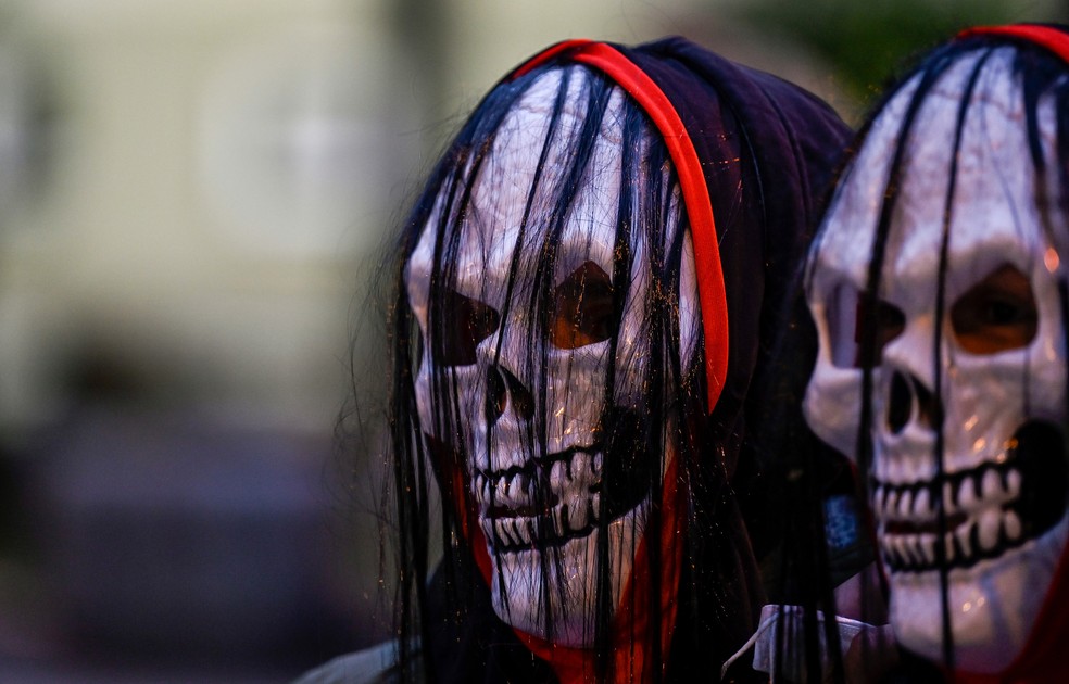 Máscara de Vampiro - ESPAÇO EDUCAR  Halloween para colorir, Coisas de  halloween, Dia das bruxas